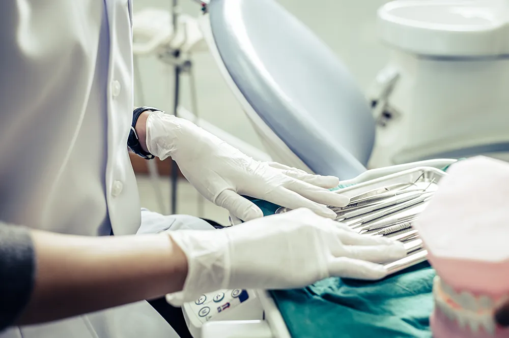 Strumentazione sterile – SOS Dental Cavallino Dentista che prepara strumenti sterili nel pronto soccorso dentale SOS Dental a Cavallino Treporti.